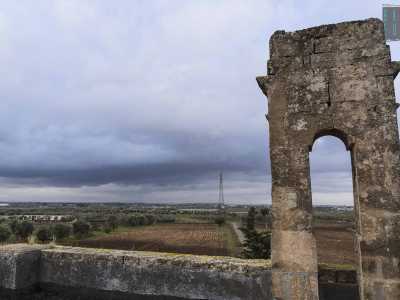 Scarpiniamo quindi su un'altra rampa che porta al terrazzo: da quass� il panorama sull'agro di Triggiano con i nuvoloni che avanzano minacciosi � davvero suggestivo